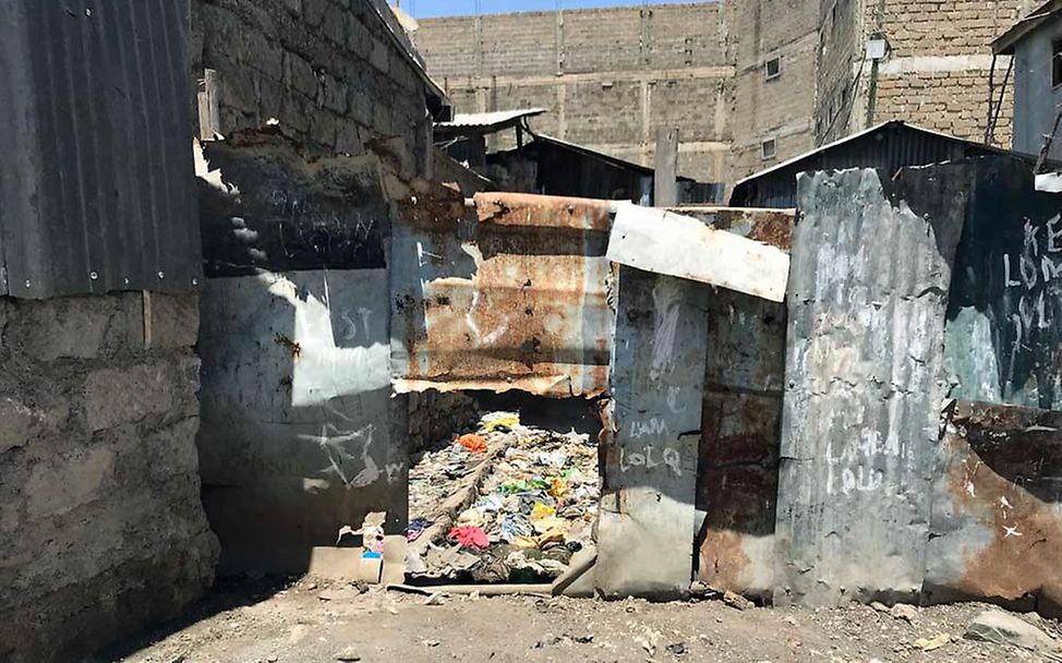 Keine Kanalisation, Müllberge, keine Straßen - Slums in Nairobi.