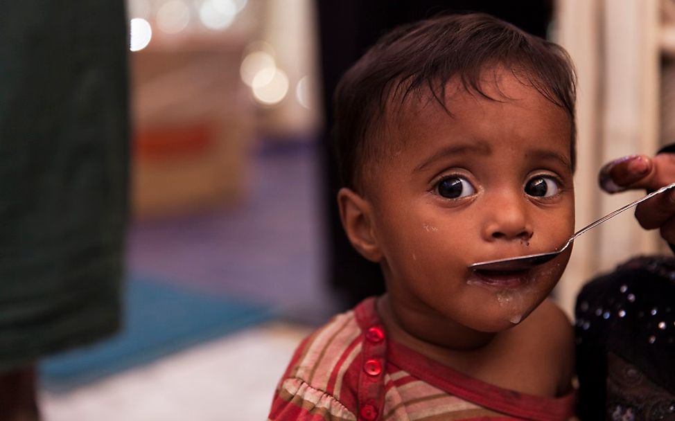 UNICEF-Bericht schlechte Ernährung: Ein kleiner Junge wird mit einem Löffel Spezialnahrung gefüttert. 