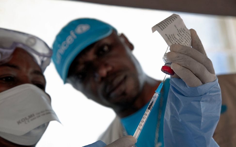 Impfstoff gegen Ebolaviren: Ein UNICEF-Impfhelfer präpariert eine Spritze. 