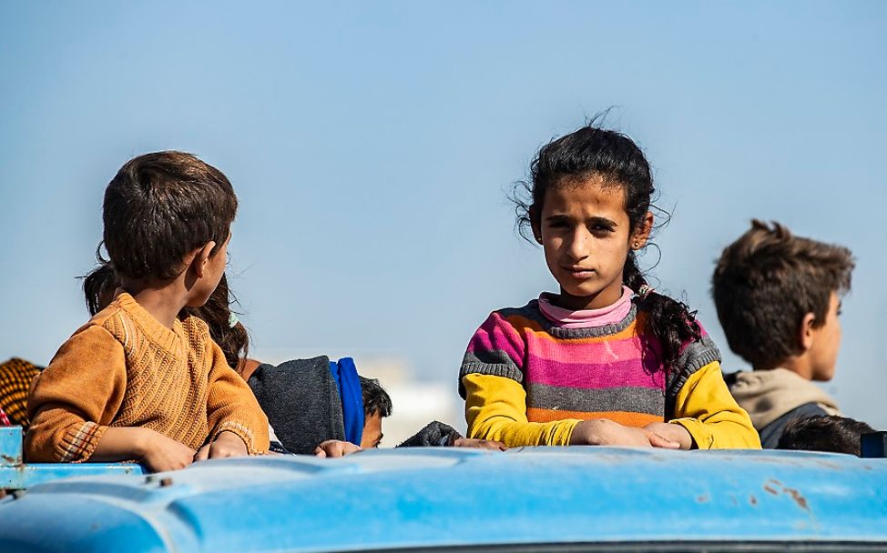 Syrien-Krieg: Syrische Kinder auf der Flucht auf dem Hänger eines Lastwagens. 