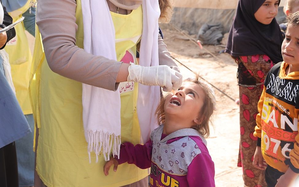 Syrien Waffenruhe: In Syrien bekommt ein Mädchen eine Polio-Schluck-Impfung verabreicht.