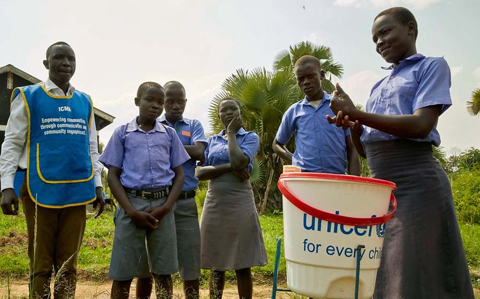 Infektionsgefahr durch Ebola-Erreger: Kinder waschen sich die Hände, um die Verbreitung der Ebolaviren zu stoppen.