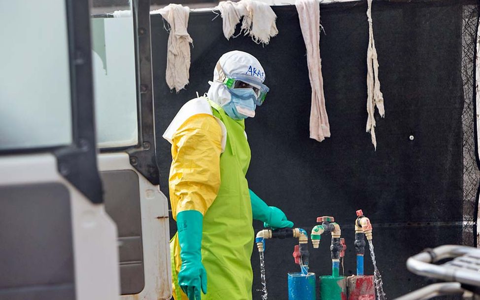 Infektiöse Erreger: Ebolafieber überträgt sich über Körperflüssigkeiten. Schutzkleidung ist essenziell. 