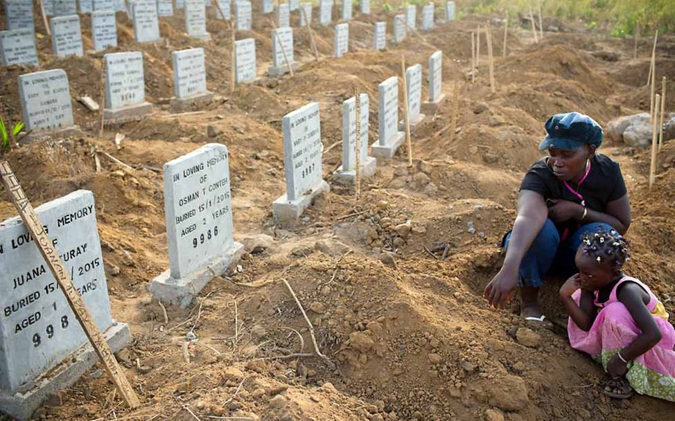 Infektionskrankheit Ebola: Eine Mutter und ihre Tochter auf einem Friedhof in Westafrika. 