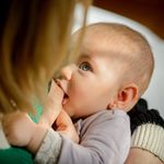 Babys richtig stillen: Eine Mutter in Uruguay stillt ihr Baby.