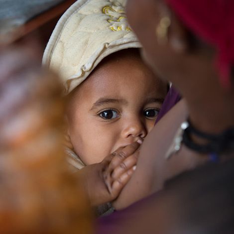 Babys richtig stillen: Eine Mutter in Äthiopien stillt ihr Baby.