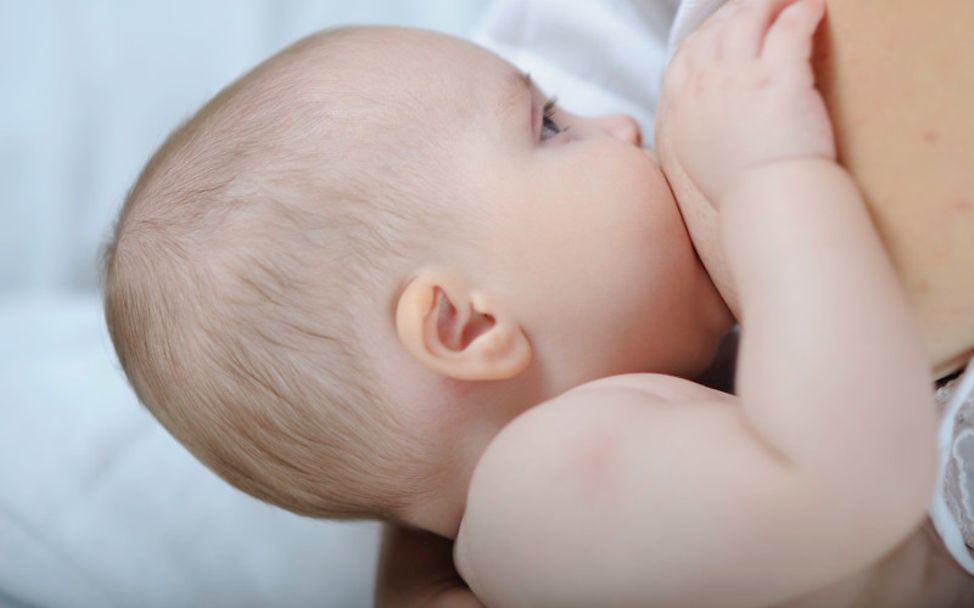 Babys richtig stillen: Eine Mutter in Montenegro stillt ihr Baby.