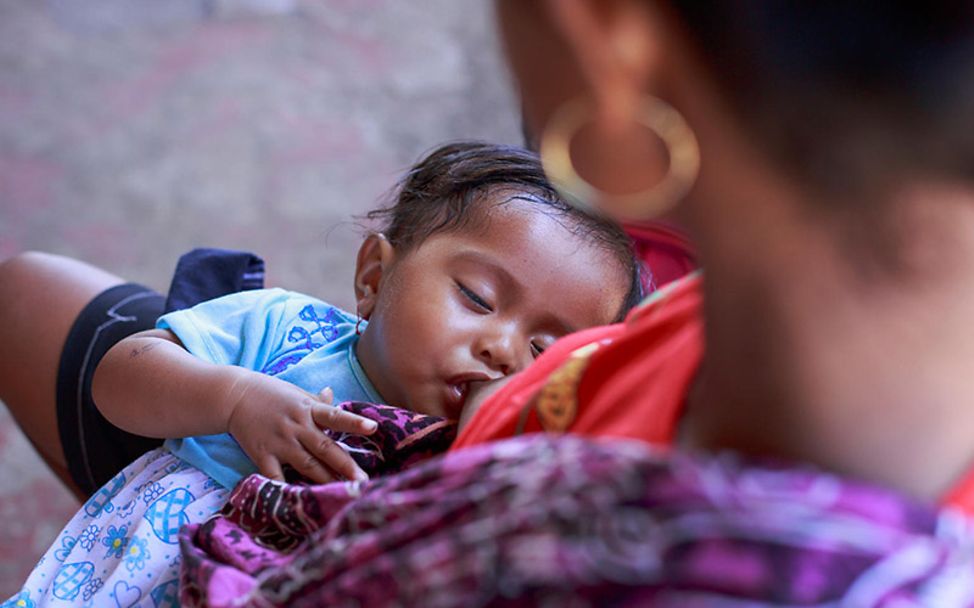 Babys richtig stillen: Eine Mutter in Timor-Leste stillt ihr Baby.