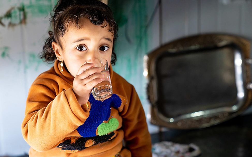 Weltwassertag 2019: Aminas zweijährige Enkelin Sham trinkt Wasser.