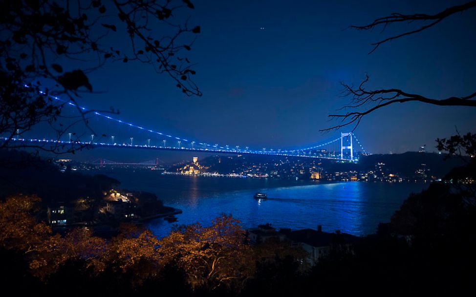 Die Brücke über den Bosporus in Istanbul ist blau illuminiert