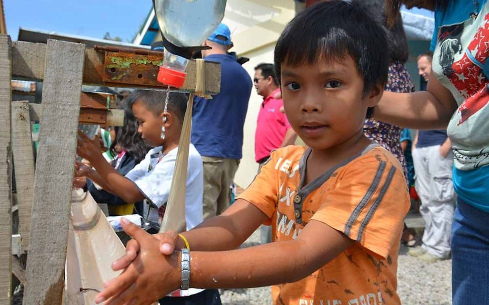 Philippinen: Kinder waschen ihre Hände
