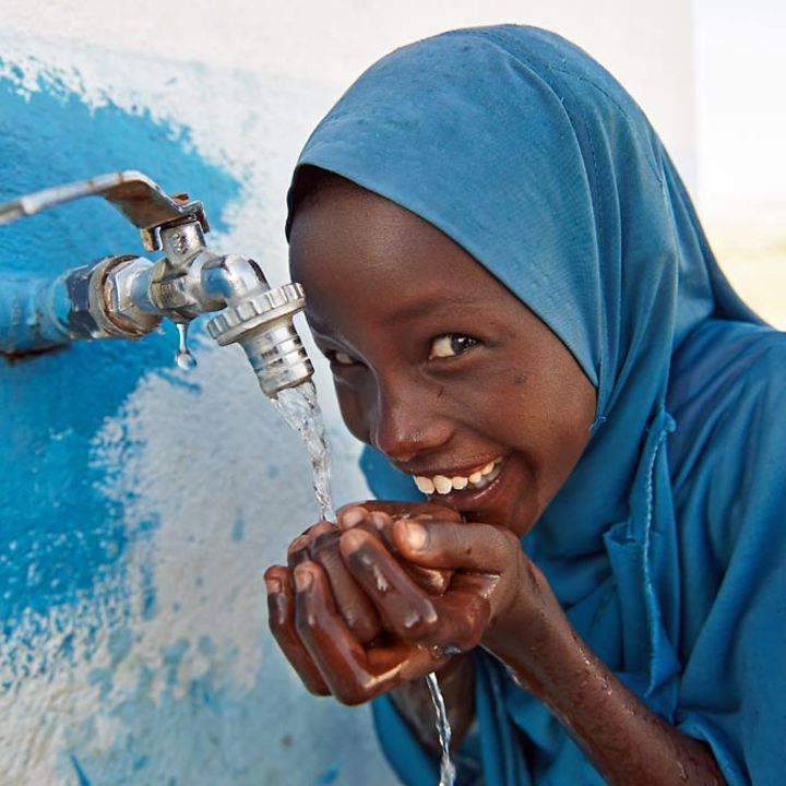 UNICEF kümmert sich um sauberes Trinkwasser für Kinder. 