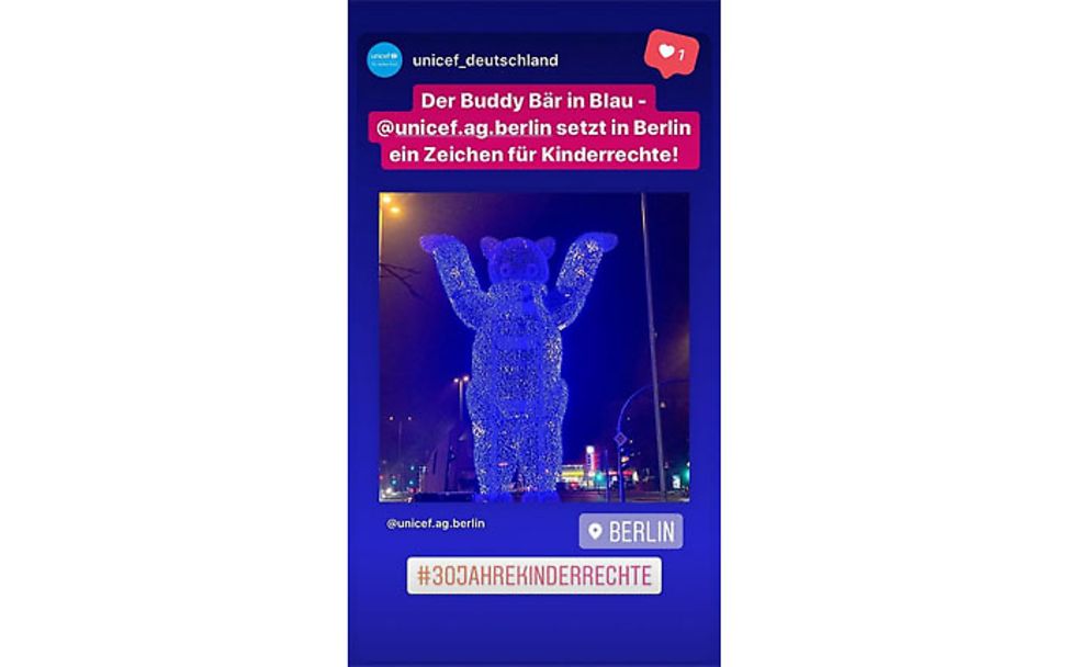 Berlin: Der Buddy-Bär in blau für die Kinderrechte.