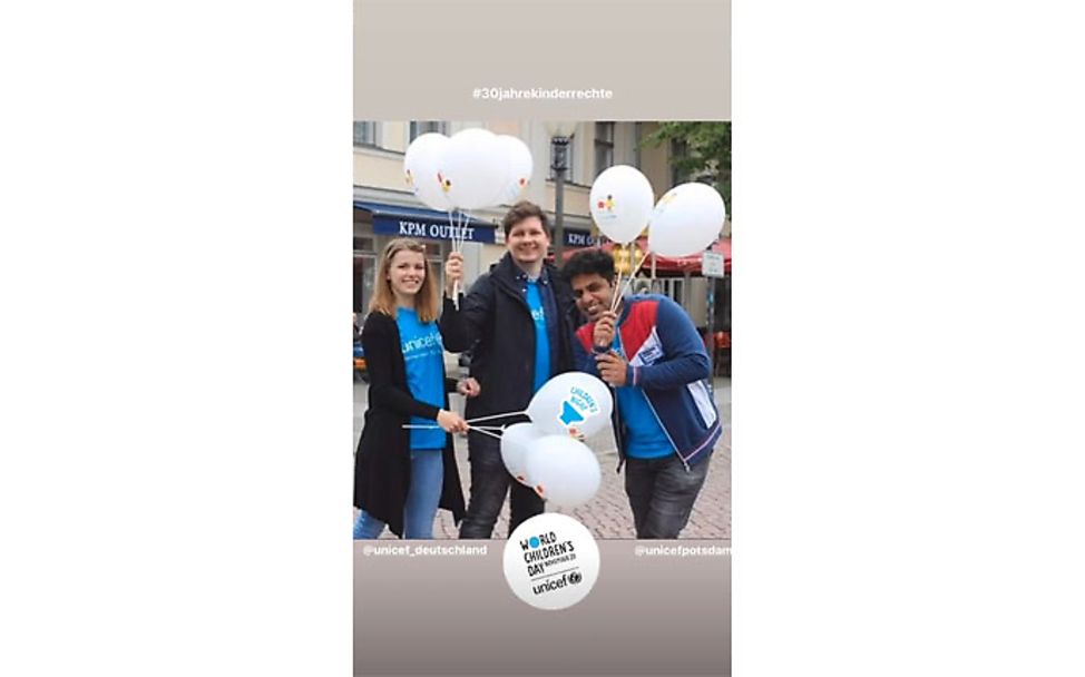 Potsdam: Mit Luftballons für die Kinderrechte.