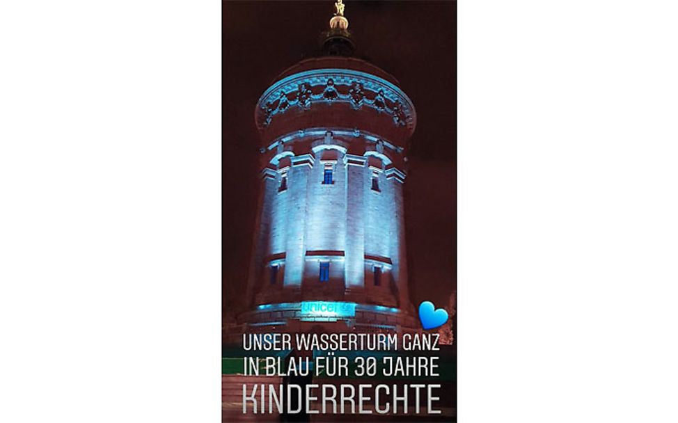 Mannheim: Der Wasserturm erstrahlt in UNICEF-Blau für die Kinderrechte.