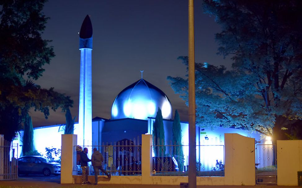 Die Al Noor Moschee in Christchurch in Neuseeland erstrahlt blau.