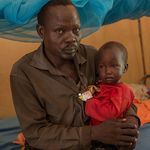 Südsudan: Afred Bol hält seine Tochter Rose Alla auf dem Arm.