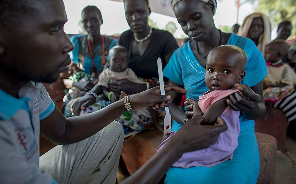 Südsudan: Die zwanzig Monate alte Ahok wird gewogen und gemessen.