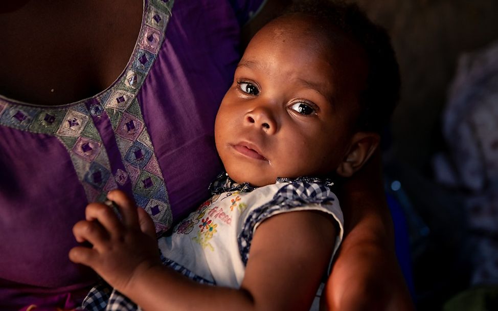 Die einjährige Lighton aus Uganda auf dem Arm ihrer Mutter.