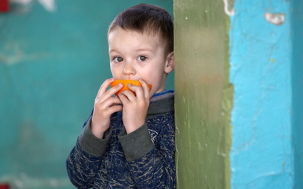 Die Angriffe auf Schulen in der Ukraine lassen traumatisierte Kinder zurück. 