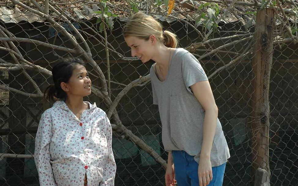 Kambodscha: Eva Padberg im Gespräch mit schwangeren Frau