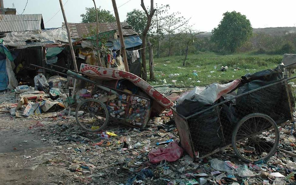 Kambodscha: Abfallberge am Straßenrand eines Armenviertels