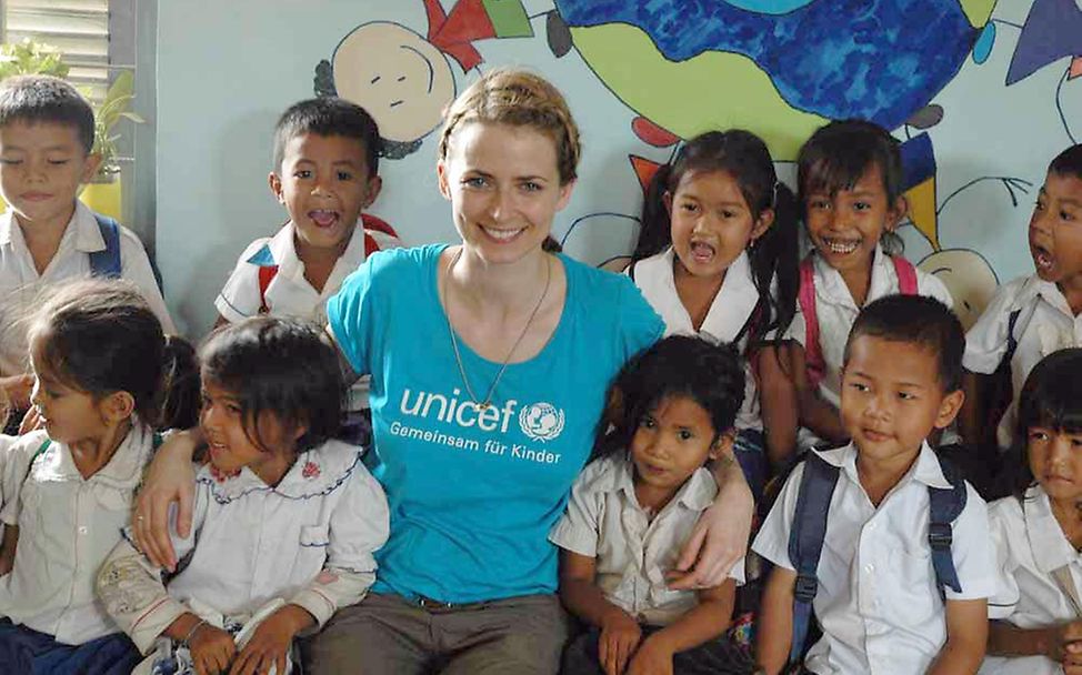 Kambodscha: Eva Padberg mit Grundschülern