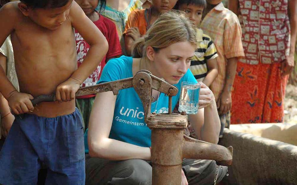 Kambodscha: Eva Padberg trinkt Wasser aus einer Filteranlage.