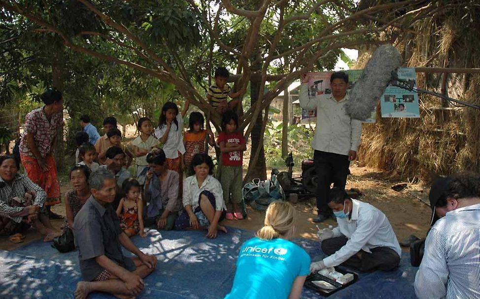Kambodscha: Ein Fachmann testet Wasser auf Arsen.