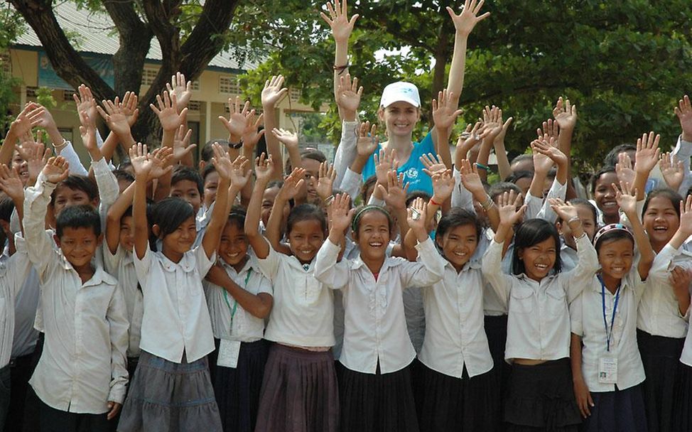 Kambodscha: Eva Padberg mit Schülern der Po Nheapunt Grundschule