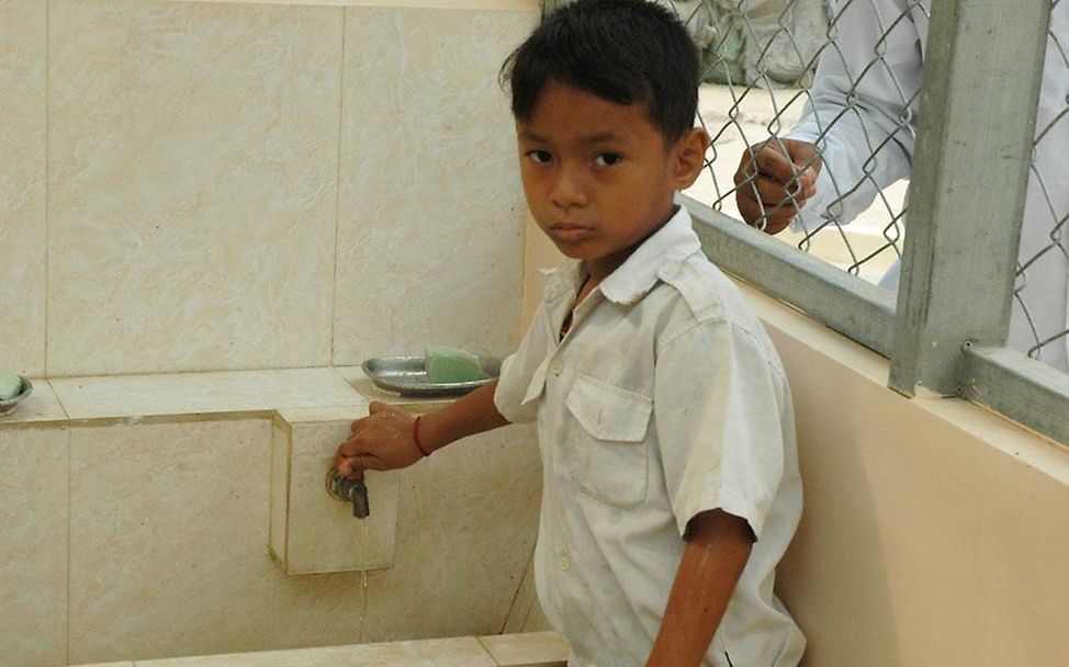 Kambodscha: Ein Schüler der Po Nheapunt Grundschule beim Händewaschen