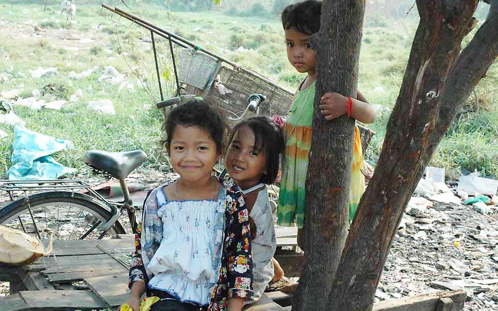 Kambodscha: Drei Mädchen in der Siedlung Stunt Meanchey