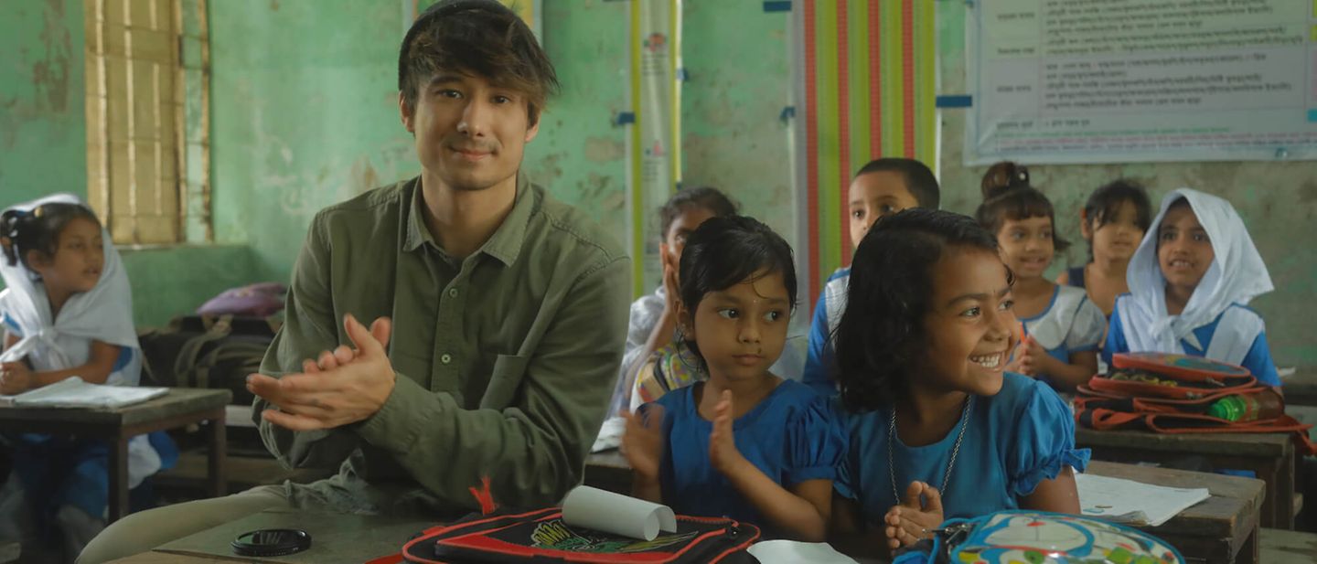 Julien Bam in einer Schulklasse in Bangladesch
