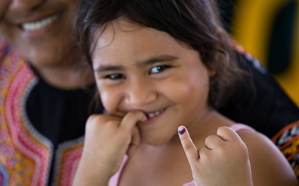 Samoa 2019: Ein Mädchen zeigt nach der Impfung ihren markierten Finger.