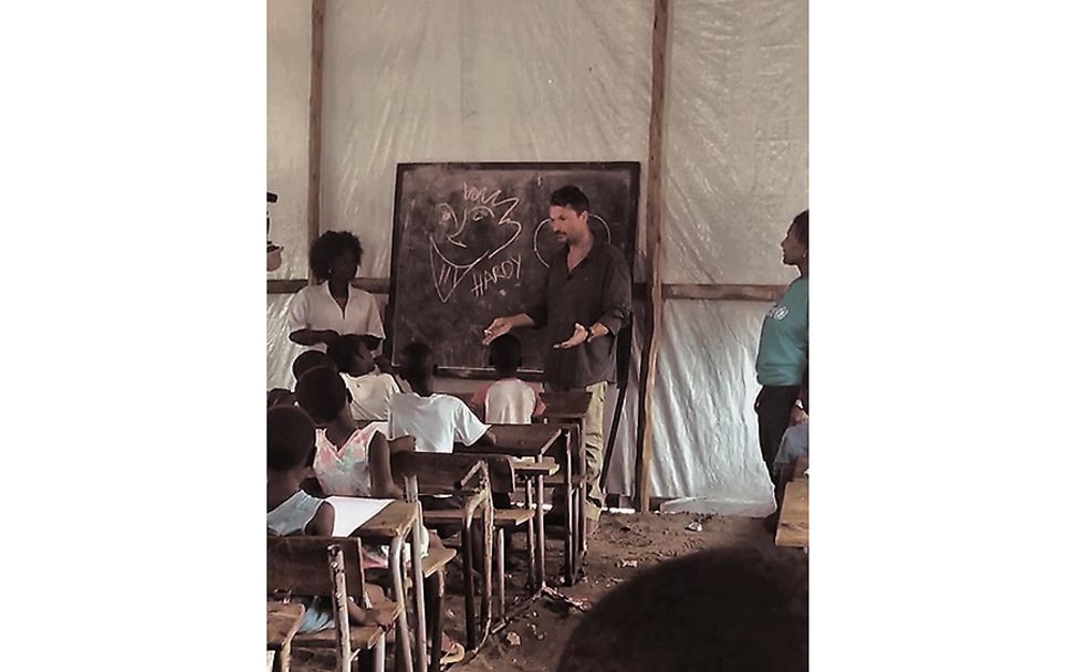 Mosambik: Hardy Krüger in einer Notschule in Beira.