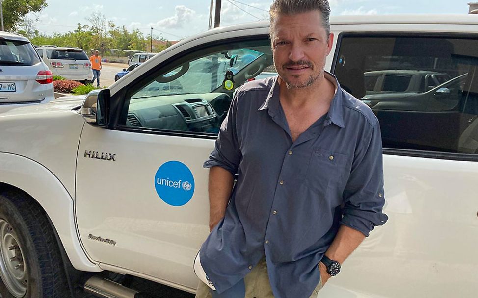 Mosambik: Hardy Krüger vor dem UNICEF-Teamauto.