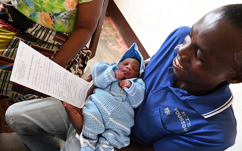 Kongo: Ein Neugeborenes auf dem Schoss seines Vaters.