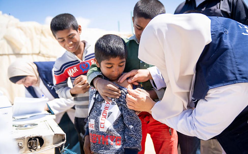 Jordanien: Ein Junge wird in einem Flüchtlingslager nahe des Toten Meeres geimpft