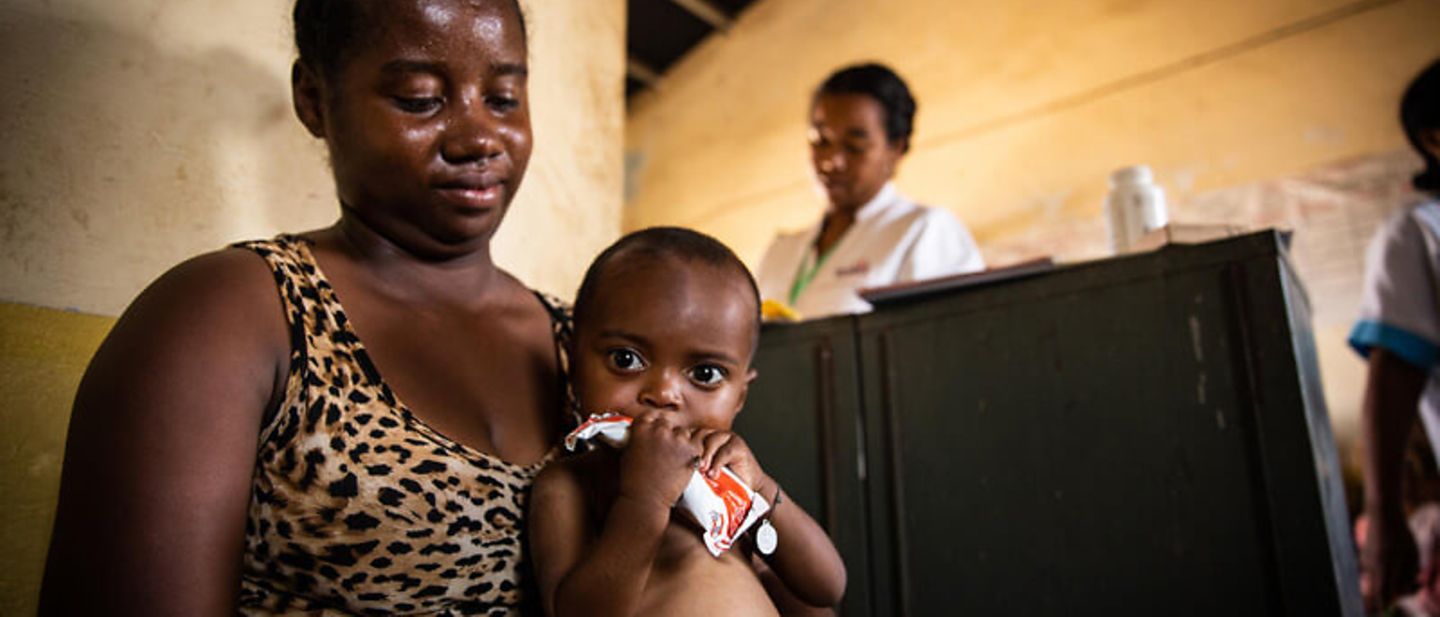 Spenden für Madagaskar: Ein mangelernährtes Kleinkind isst Erdnusspaste. 