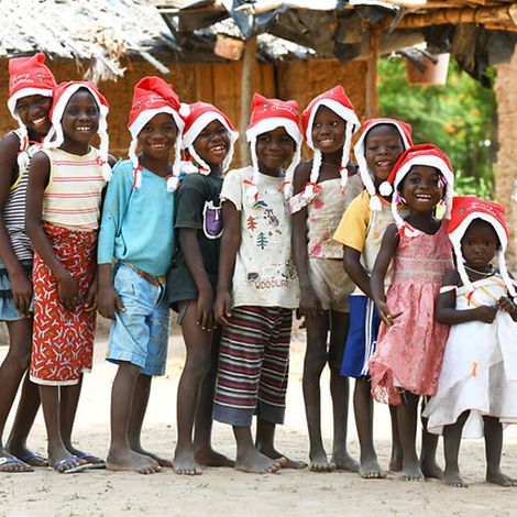 Elfenbeinküste: Eine Gruppe Kinder trägt Weihnachtsmützen