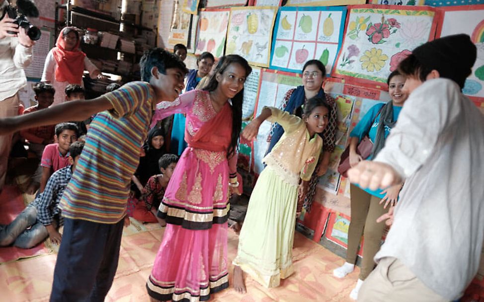 Julien Bam tanzt mit Kindern in Dhaka in Bangladesch