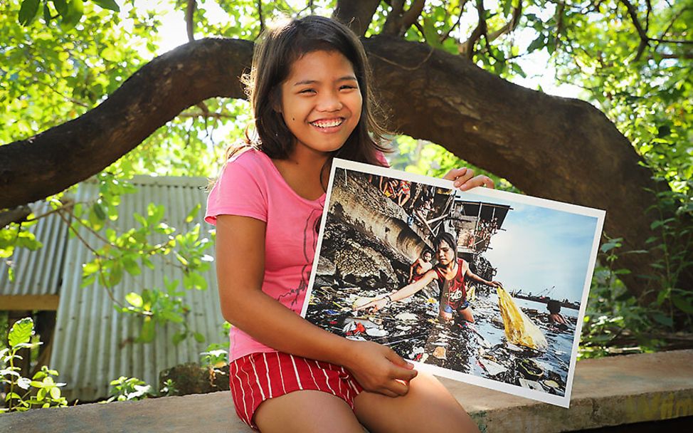 Philippinen: Stolz präsentiert Wenie ihr eigenes Siegerbild des UNICEF-Foto des Jahres 2019.
