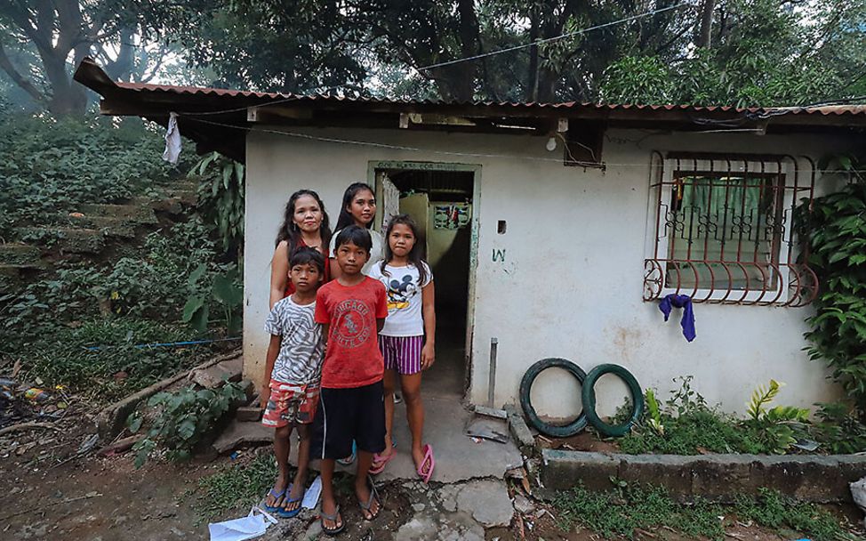 Philippinen: Wenie mit ihrer Mutter und ihren drei Geschwistern vor ihrem neuen Haus.