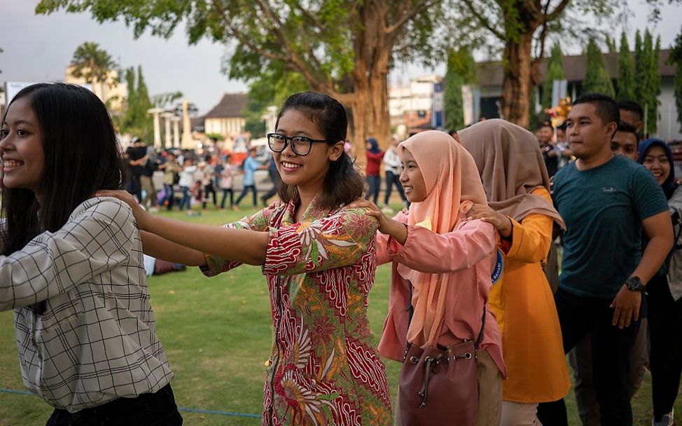 Indonesien: Junge Frauen laufen in einer Karawane auf einer Feier zum Weltkindertag.