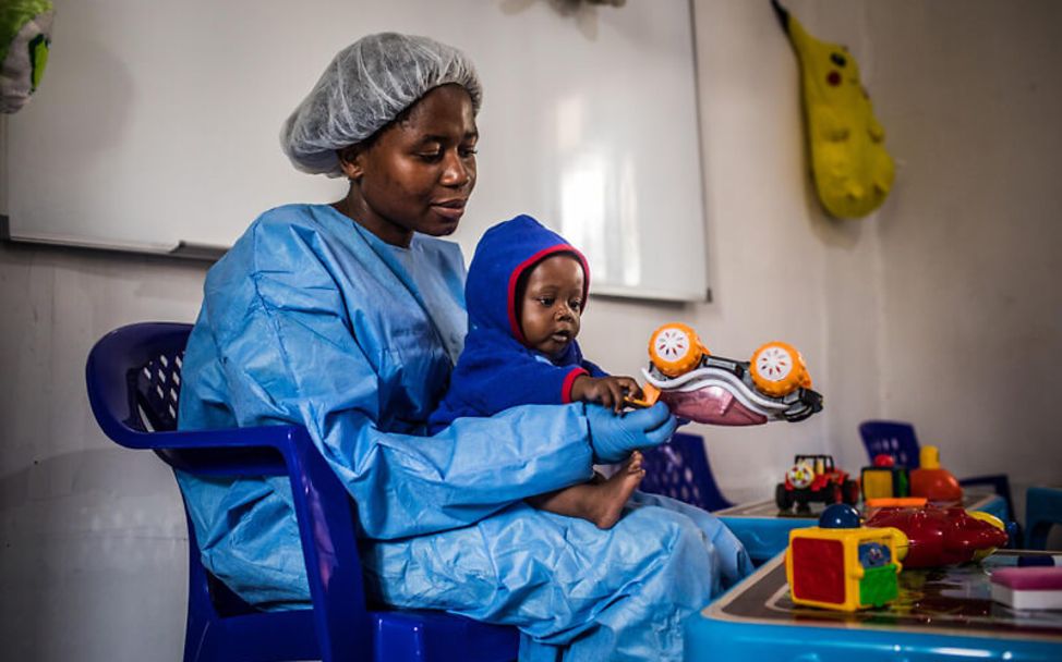 Ebola Kongo: Pflegerin Ruth kümmert sich um ein Baby