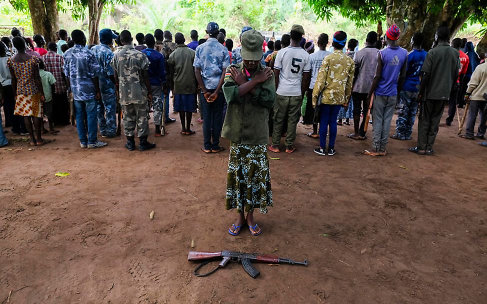 Südsudan: Ein befreiter Kindersoldat hat seine Waffe niedergelegt
