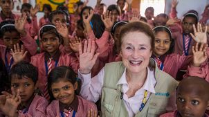 UNICEF-Exekutivdirektorin Henrietta Fore mit Schülern in einer Schule.