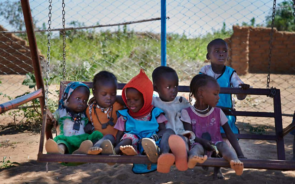 Sudan: Kinder sitzen auf einer Schaukel