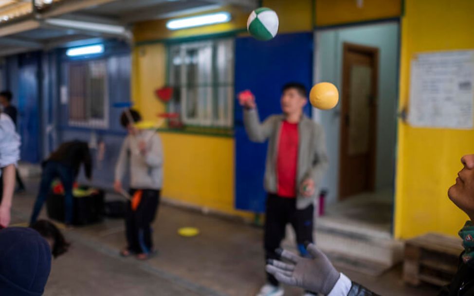 Griechenland: Im Flüchtlingscamp Moria auf Lesbos spielen Jungen Ball