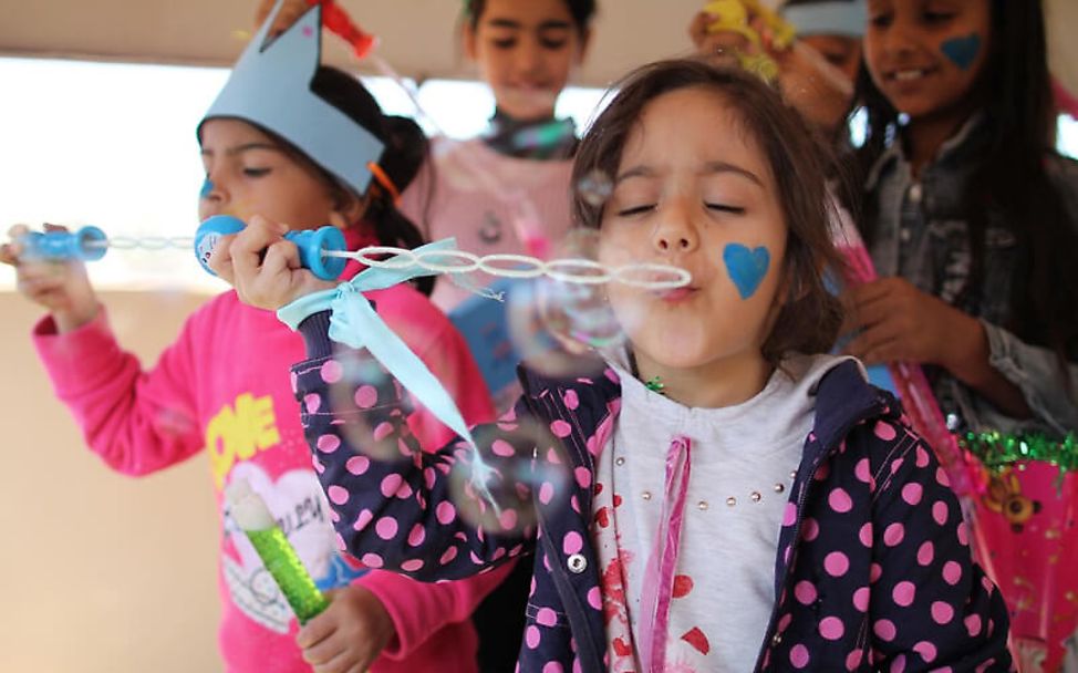 Jordanien: Kinder spielen mit Seifenblasen im Makani